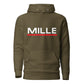 Sudadera con capucha MILLE ACENTO de color verde militar con logo MILLE en blanco con una línea roja debajo en el pecho. Vista frontal.