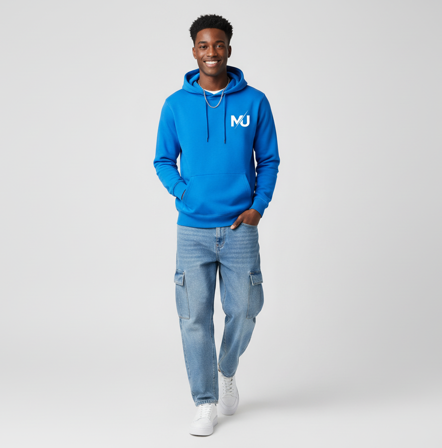 Sudadera con capucha MILLE KAIROS de color azul zafiro con logo en el pecho. Vista completa de un modelo vistiendo la sudadera con vaqueros.