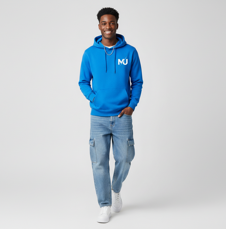 Sudadera con capucha MILLE KAIROS de color azul zafiro con logo en el pecho. Vista completa de un modelo vistiendo la sudadera con vaqueros.