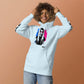 Sudadera con capucha MILLE ECO de color azul cielo con diseño de artista en el pecho y logos en las mangas. Vista frontal con modelo sonriendo sobre fondo de color.