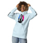 Sudadera con capucha MILLE ECO de color azul cielo con diseño de artista en el pecho y logos en las mangas. Vista frontal con modelo sonriendo y sujetando la capucha.