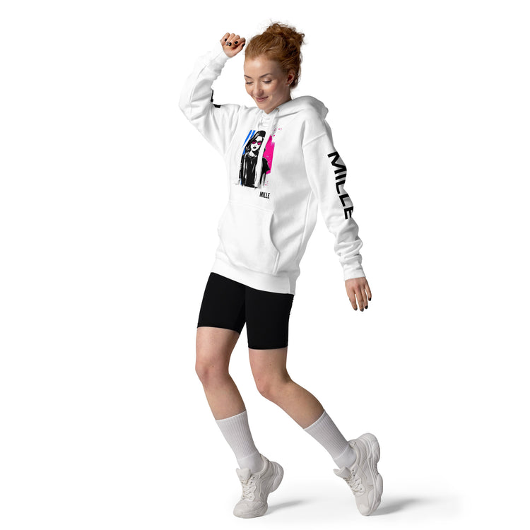 Sudadera con capucha MILLE ECO de color blanco con diseño de artista en el pecho y logos en las mangas. Vista de cuerpo entero con modelo en pose dinámica.