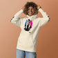 Sudadera con capucha MILLE ECO de color hueso con diseño de artista en el pecho y logos en las mangas. Vista frontal con modelo sonriendo sobre fondo de color.