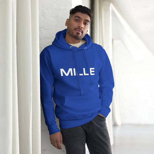 Sudadera con capucha MILLE FRECUENCIA de color azul royal con el logo MILLE en blanco en el pecho. Vista frontal con modelo.