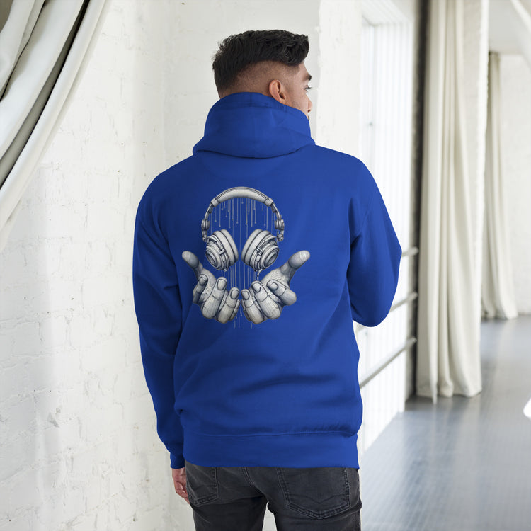 Sudadera con capucha MILLE FRECUENCIA de color azul royal con diseño de auriculares y manos en la espalda. Vista trasera con modelo.