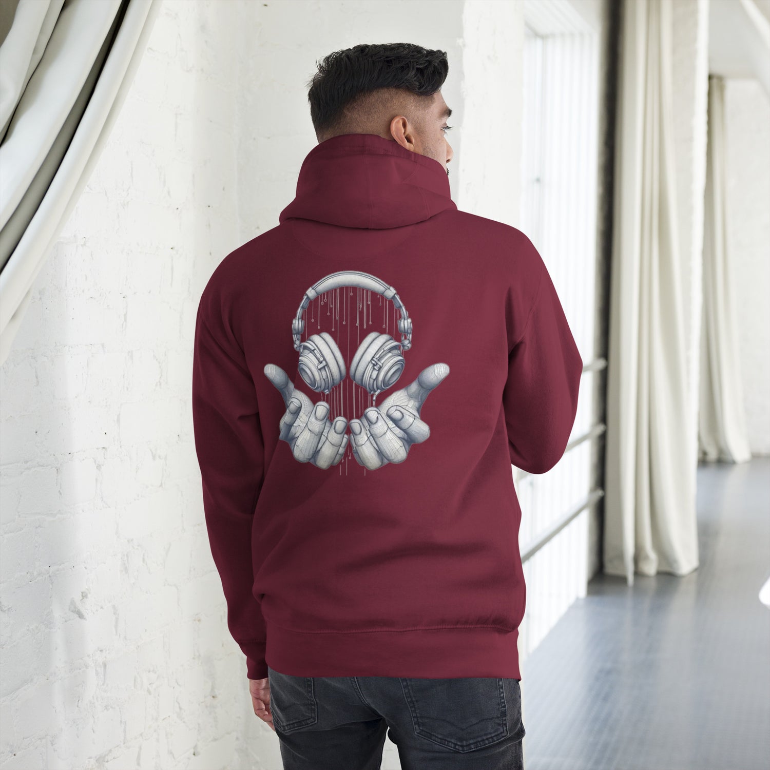 Sudadera con capucha MILLE FRECUENCIA de color marrón con diseño de auriculares y manos en la espalda. Vista trasera con modelo.