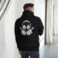 Sudadera con capucha MILLE FRECUENCIA de color negro con diseño de auriculares y manos en la espalda. Vista trasera con modelo.```