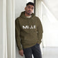 Sudadera con capucha MILLE FRECUENCIA de color verde militar con el logo MILLE y un círculo azul en el pecho. Vista frontal con modelo.