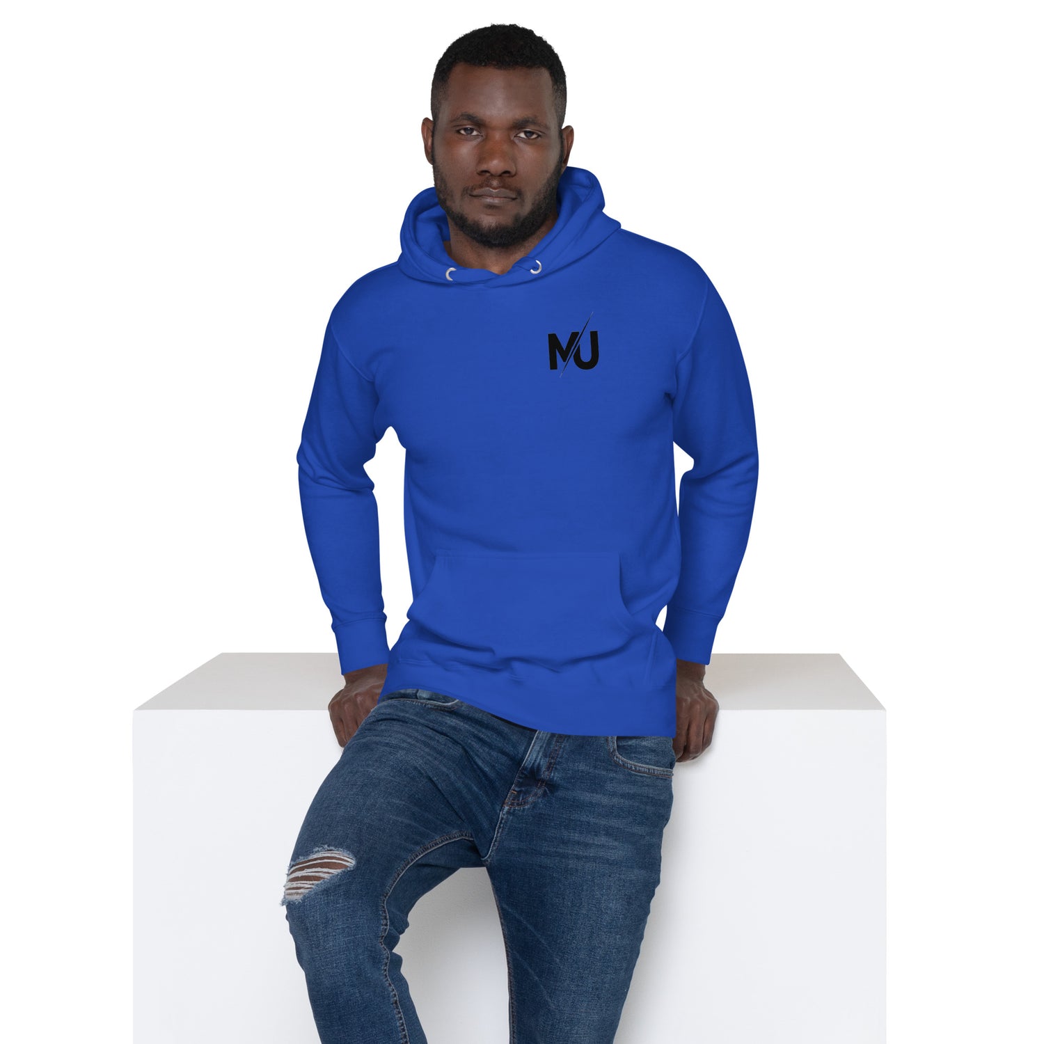 Sudadera con capucha MILLE Insignia MU de color azul royal con el logo MU en negro en el pecho. Vista frontal del modelo sentado.