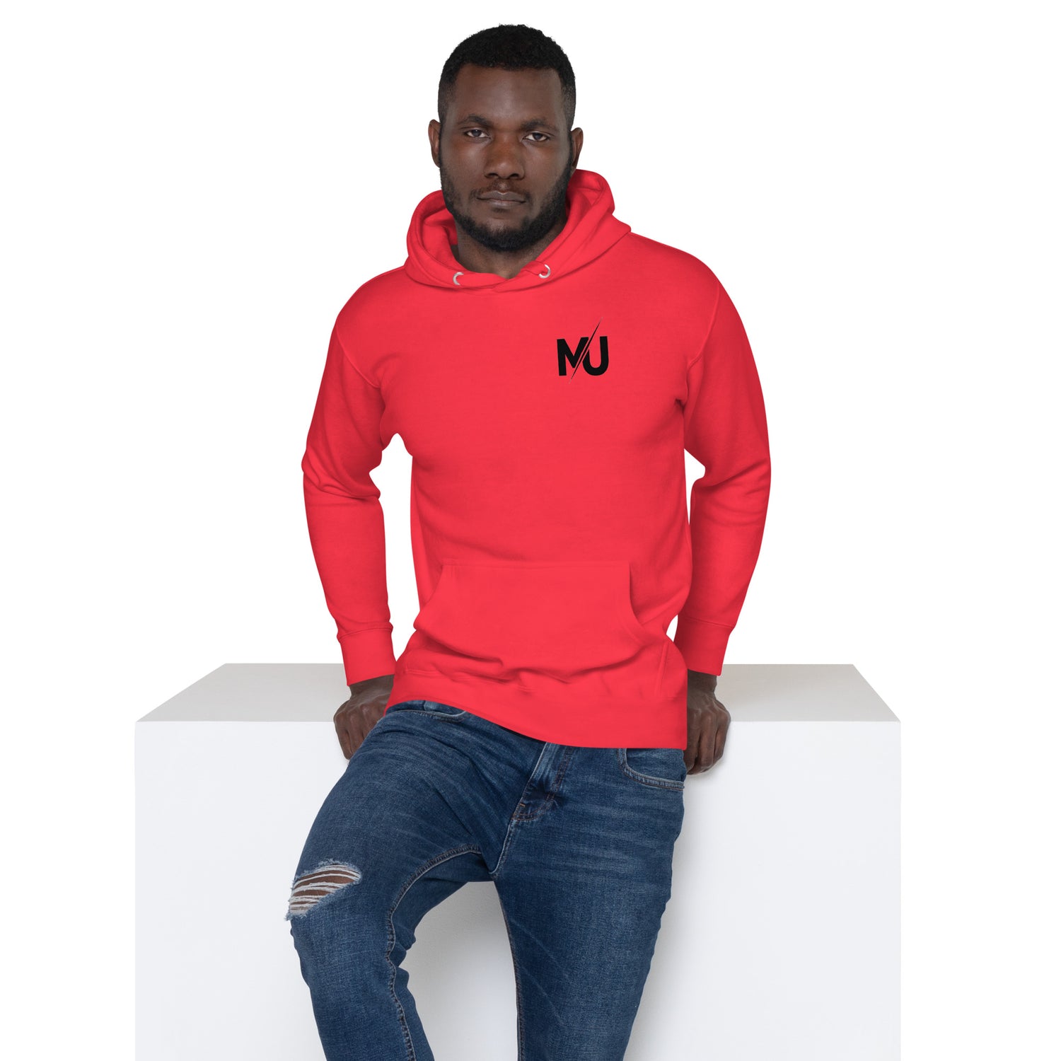Sudadera con capucha MILLE INSIGNIA de color rojo con el logo MU bordado en el pecho. Vista de un modelo masculino vistiendo la prenda.