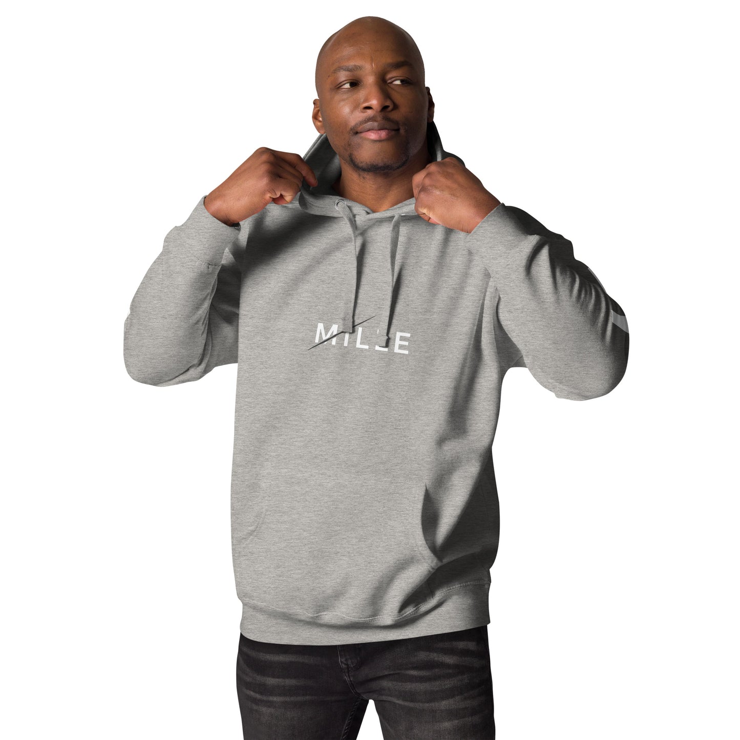 Sudadera con capucha MILLE ZENITH Hoodie de color carbon grey con logo MILLE en el pecho. Vista frontal en modelo ajustando la capucha.