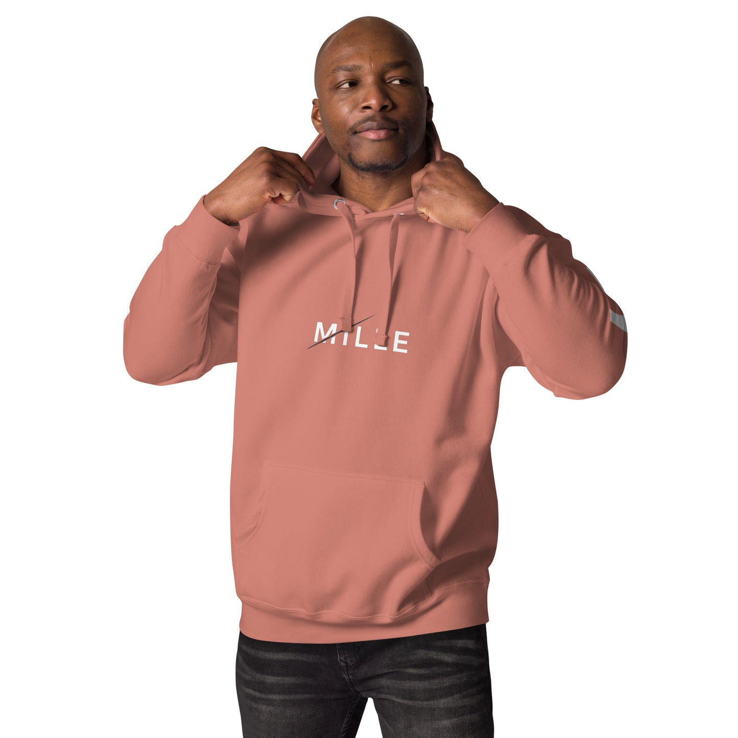 Sudadera con capucha MILLE ZENITH Hoodie de color dusty rose con logo MILLE en el pecho. Vista frontal en modelo ajustando la capucha.