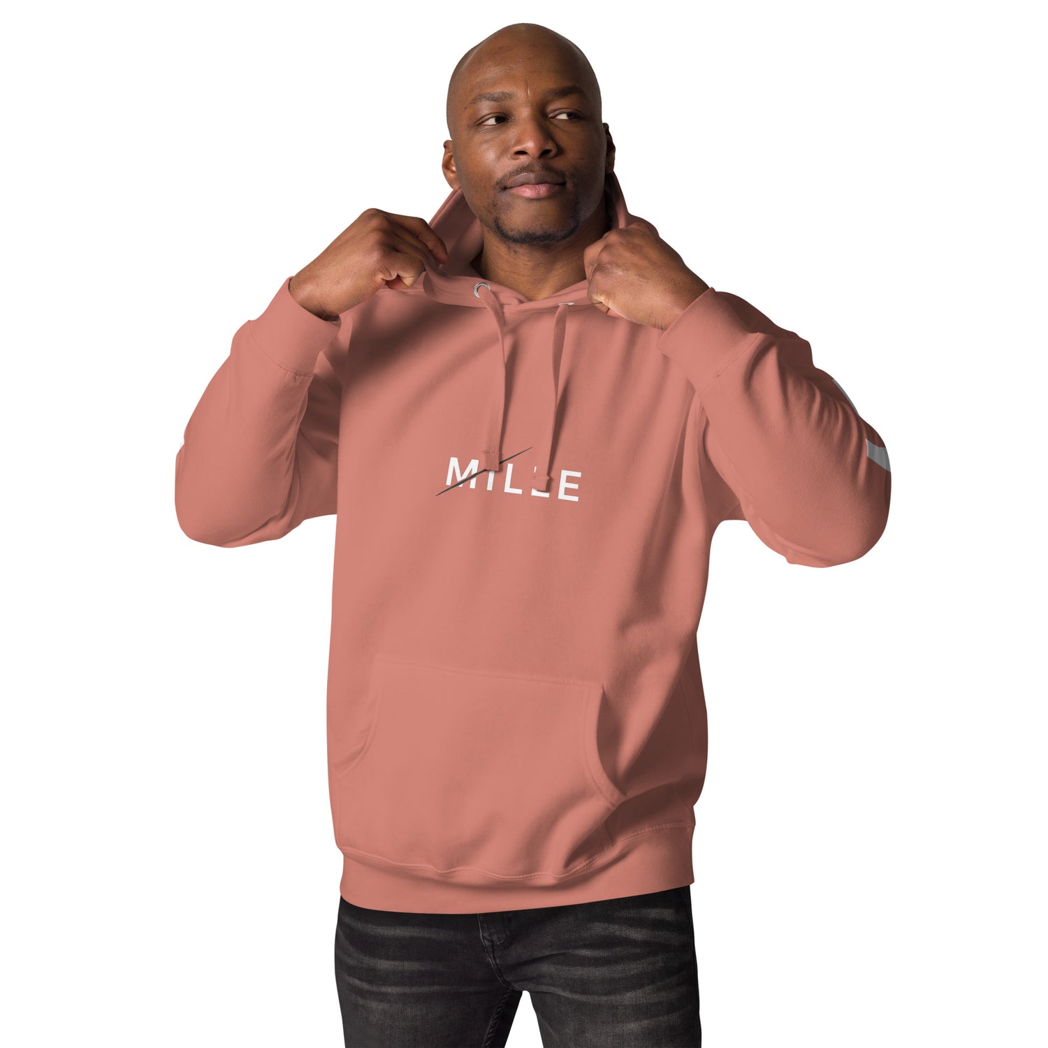 Sudadera con capucha MILLE ZENITH Hoodie de color dusty rose con logo MILLE en el pecho. Vista frontal en modelo ajustando la capucha.