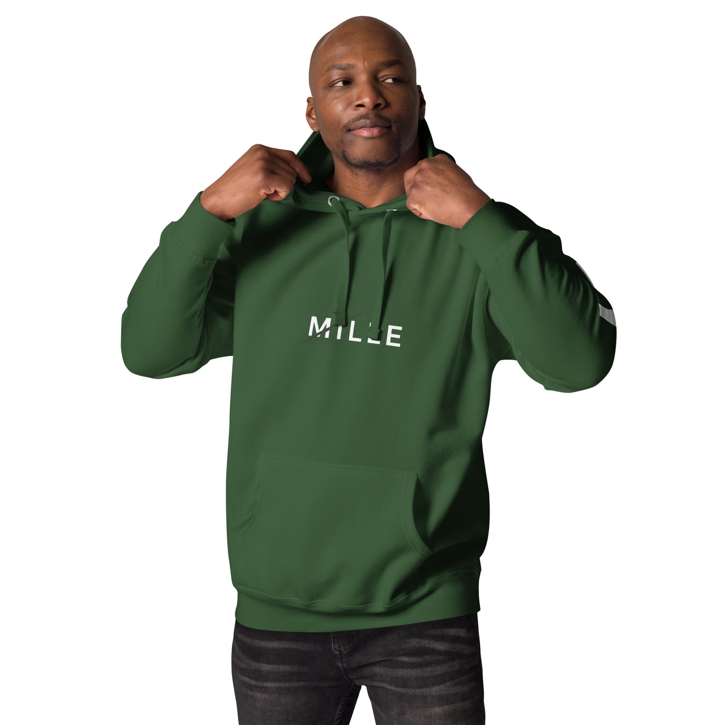 Sudadera con capucha MILLE ZENITH Hoodie de color forest green con logo MILLE en el pecho. Vista frontal en modelo ajustando la capucha.