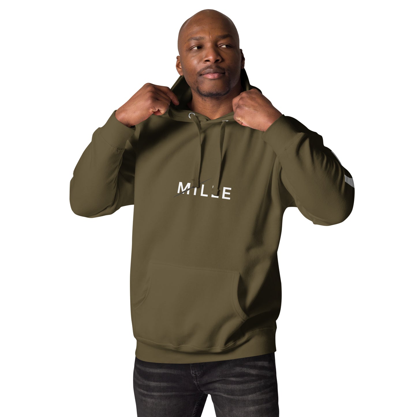 Sudadera con capucha MILLE ZENITH Hoodie de color military green con logo MILLE en el pecho. Vista frontal en modelo ajustando la capucha.