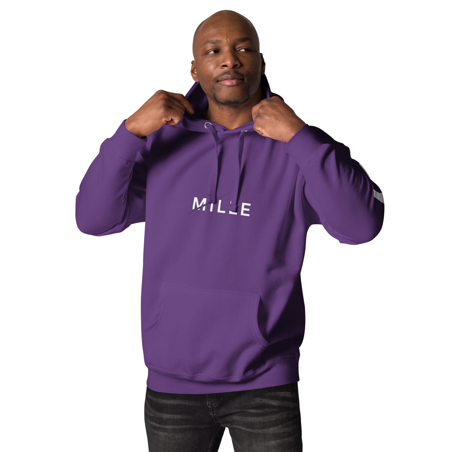 Sudadera con capucha MILLE ZENITH Hoodie de color morado con logo MILLE en el pecho. Vista frontal en modelo ajustando la capucha.