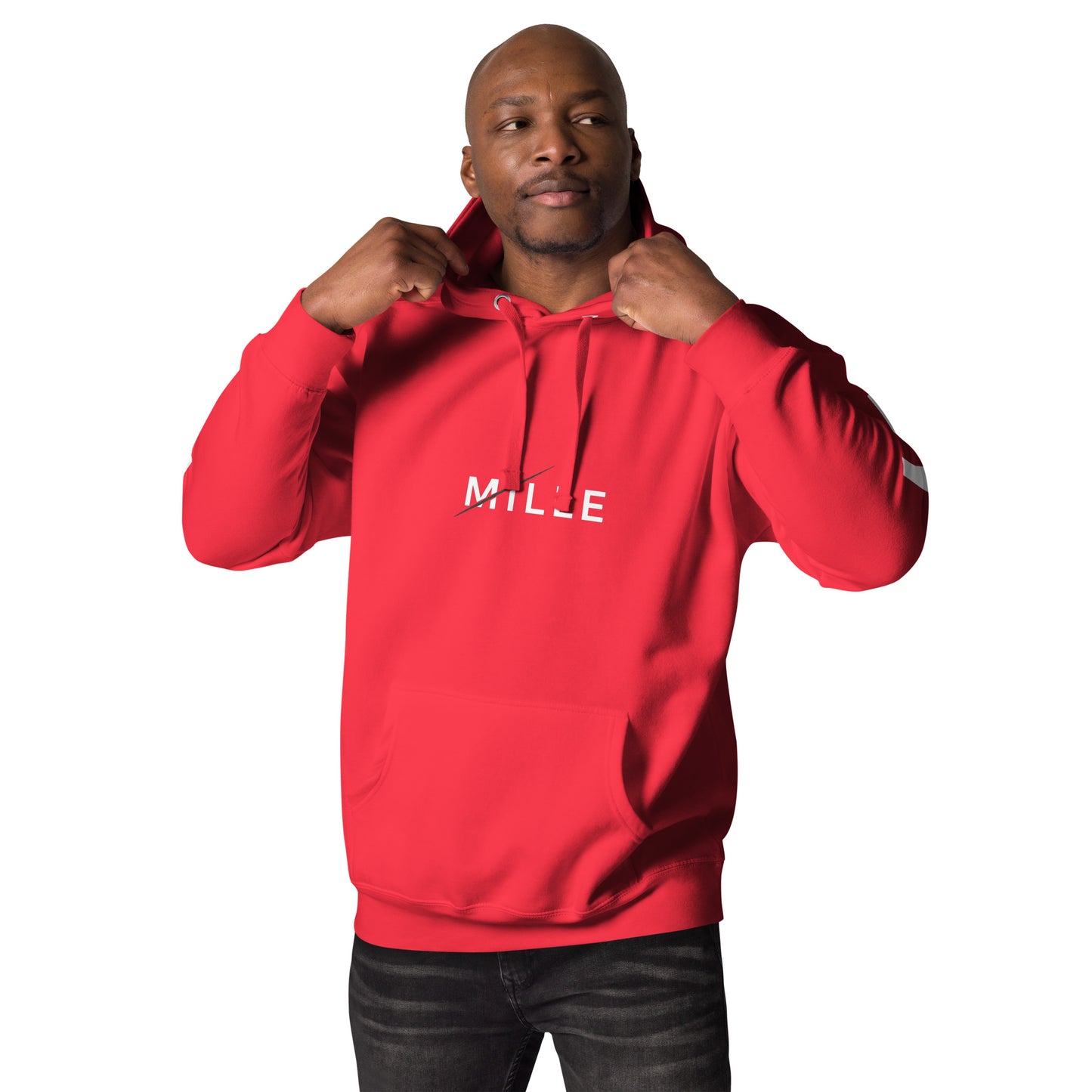 Sudadera con capucha MILLE ZENITH Hoodie de color rojo con logo MILLE en el pecho. Vista frontal en modelo ajustando la capucha.