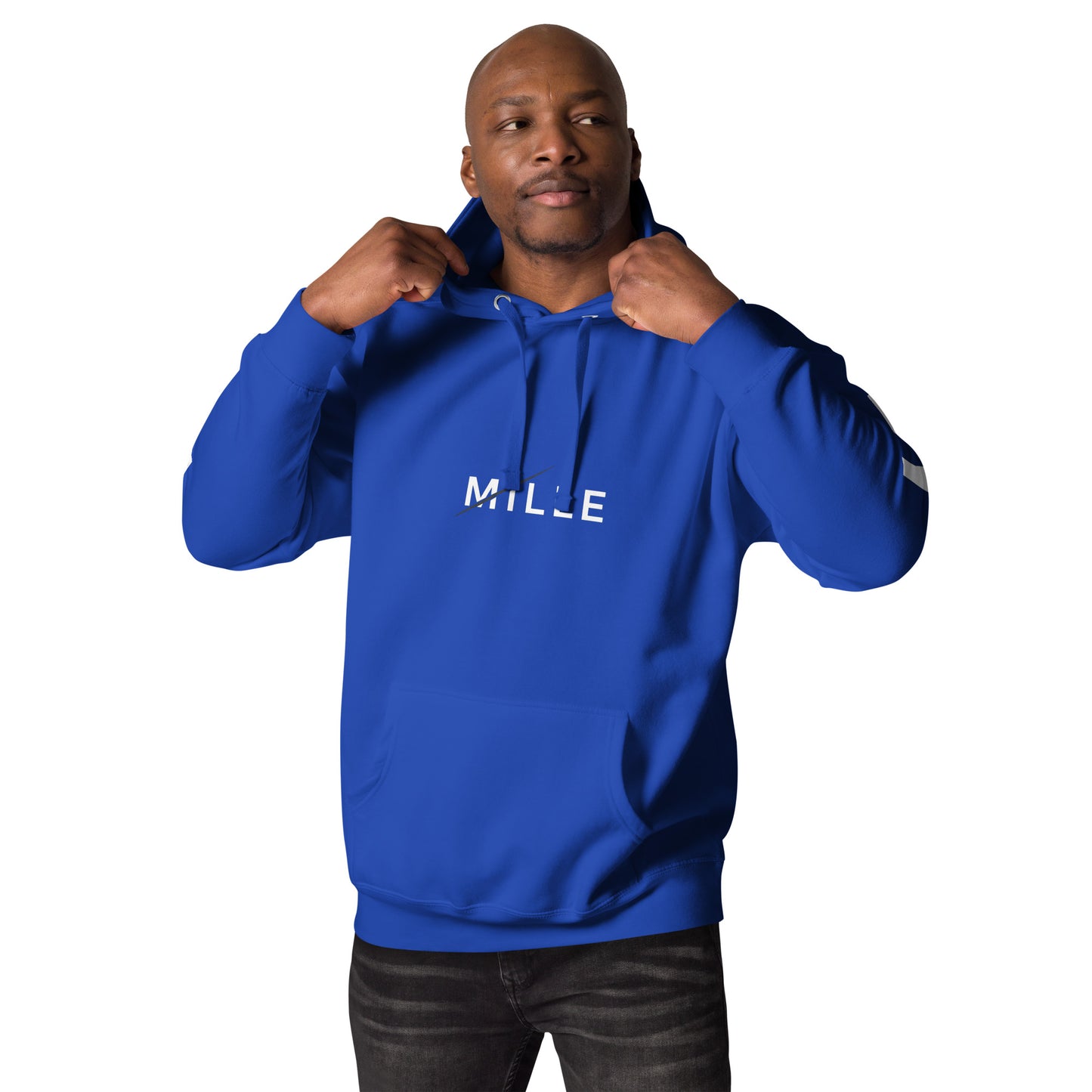 Sudadera con capucha MILLE ZENITH Hoodie de color royal con logo MILLE en el pecho. Vista frontal en modelo ajustando la capucha.