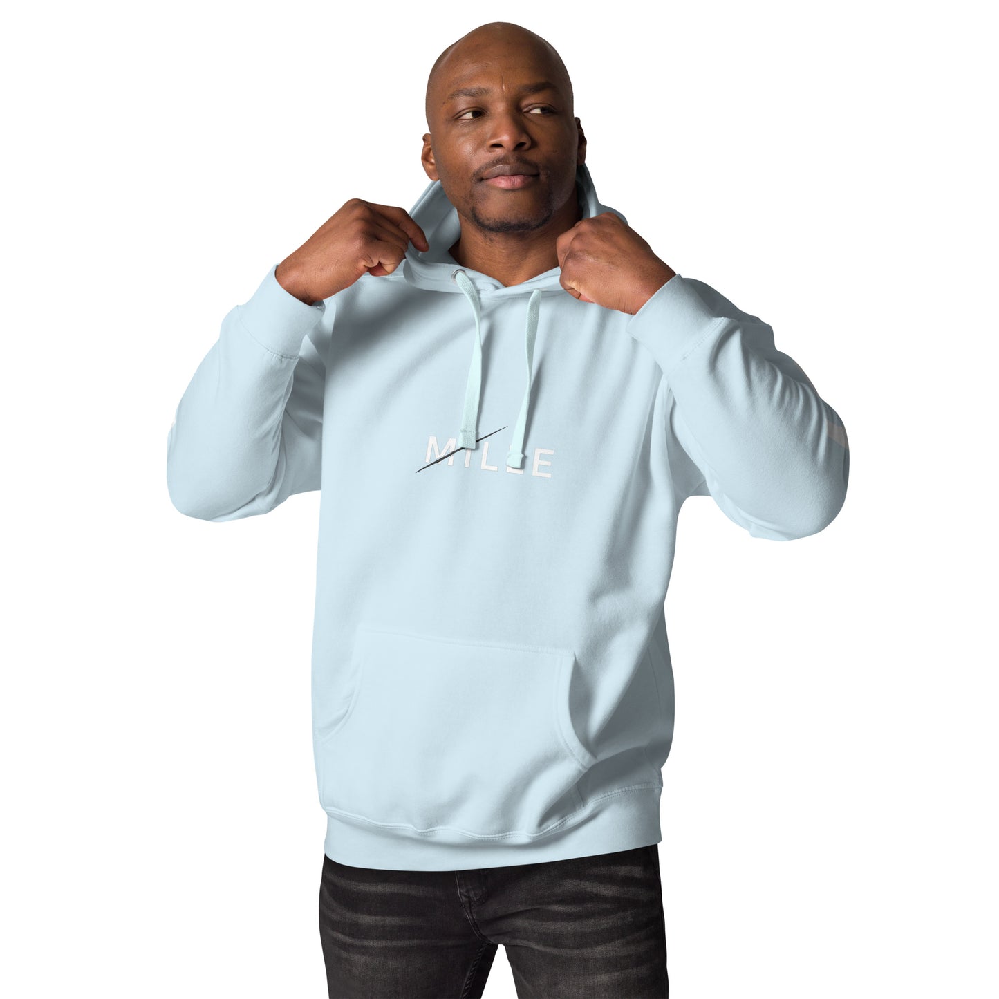 Sudadera con capucha MILLE ZENITH Hoodie de color sky blue con logo MILLE en el pecho. Vista frontal en modelo ajustando la capucha.