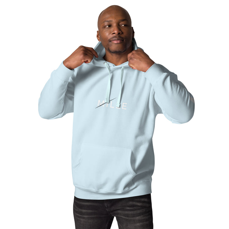 Sudadera con capucha MILLE ZENITH Hoodie de color sky blue con logo MILLE en el pecho. Vista frontal en modelo ajustando la capucha.
