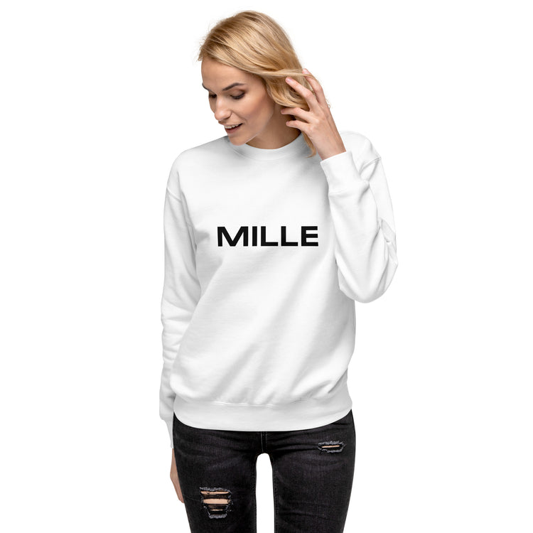 Sudadera MILLE Origin LS de color blanco con logo MILLE en el pecho. Vista frontal con modelo posando.