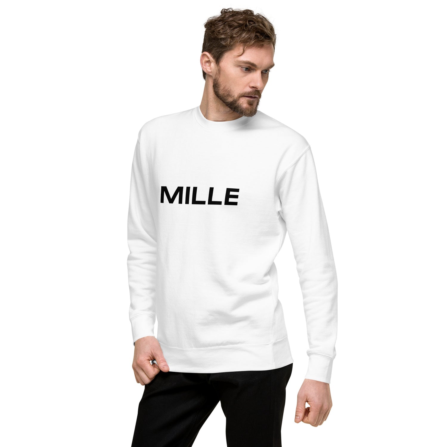 Sudadera MILLE Origin LS de color blanco con logo MILLE en el pecho. Vista frontal con modelo posando.