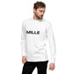 Sudadera MILLE Origin LS de color blanco con logo MILLE en el pecho. Vista frontal con modelo posando.