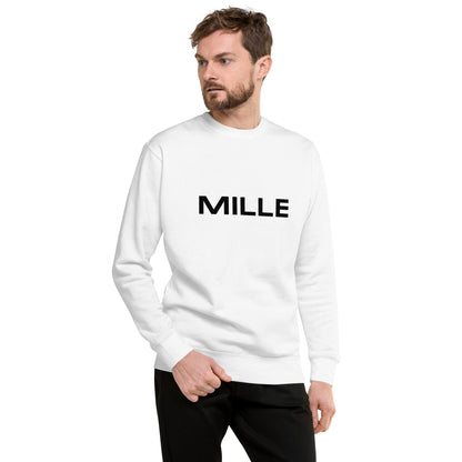 Sudadera MILLE Origin LS de color blanco con logo MILLE en el pecho. Vista frontal con modelo.