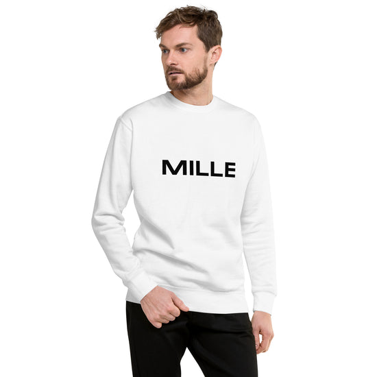Sudadera MILLE Origin LS de color blanco con logo MILLE en el pecho. Vista frontal con modelo.