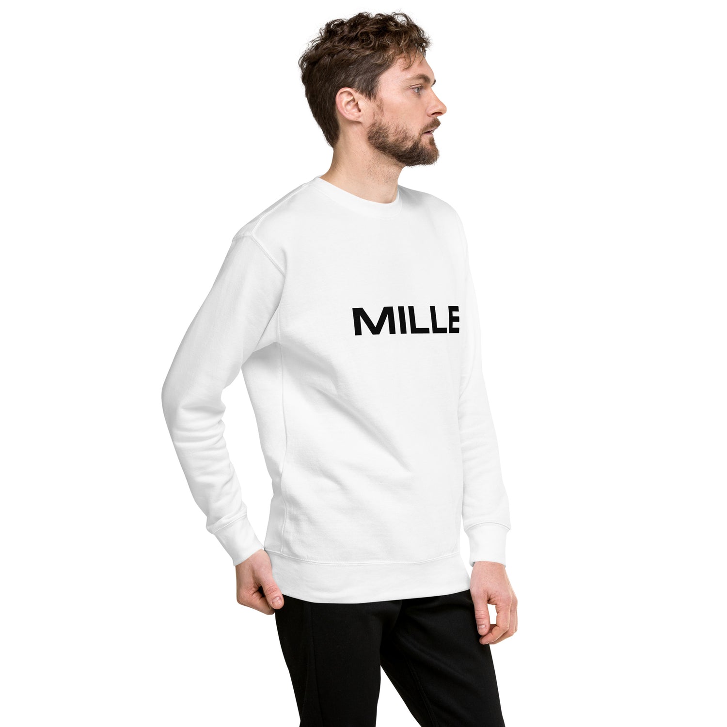 Sudadera MILLE Origin LS de color blanco con logo MILLE en el pecho. Vista del perfil derecho con modelo.