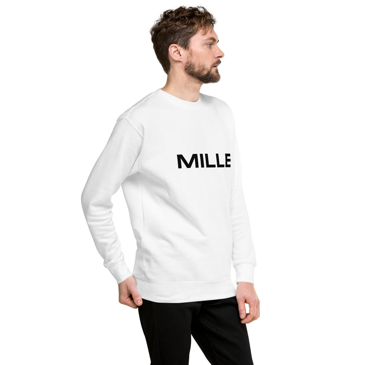 Sudadera MILLE Origin LS de color blanco con logo MILLE en el pecho. Vista del perfil derecho con modelo.