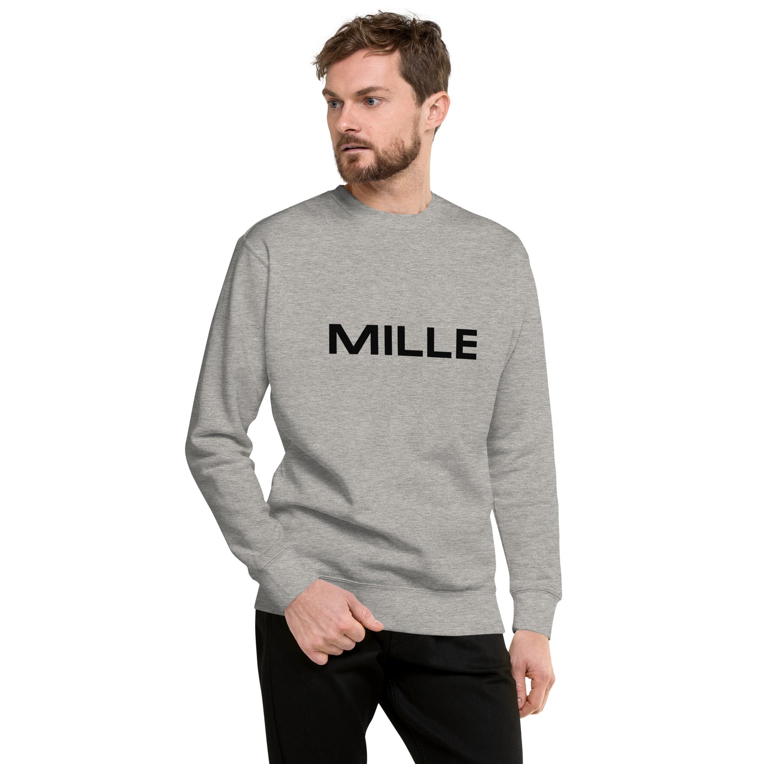 Sudadera MILLE Origin LS de color gris carbón con logo MILLE en el pecho. Vista frontal con modelo.