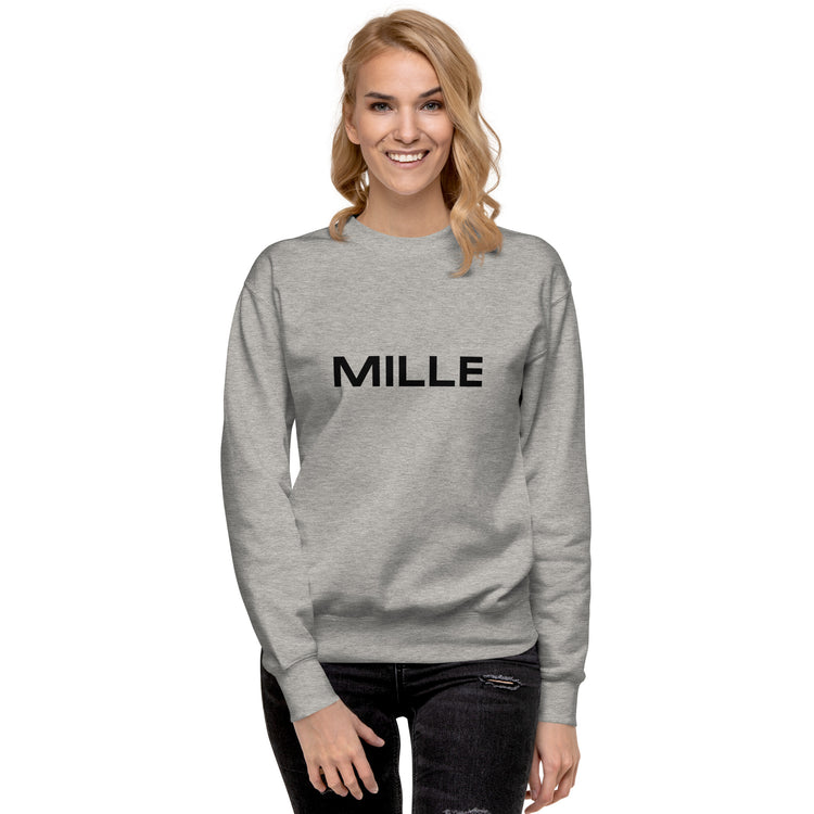 Sudadera MILLE Origin LS de color gris carbón con logo MILLE en el pecho. Vista frontal con modelo sonriendo.