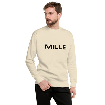 Sudadera MILLE Origin LS de color hueso con logo MILLE en el pecho. Vista frontal con modelo.