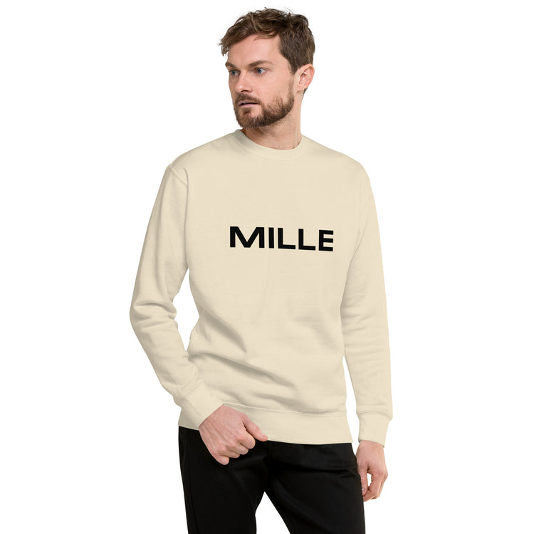 Sudadera MILLE Origin LS de color hueso con logo MILLE en el pecho. Vista frontal con modelo.