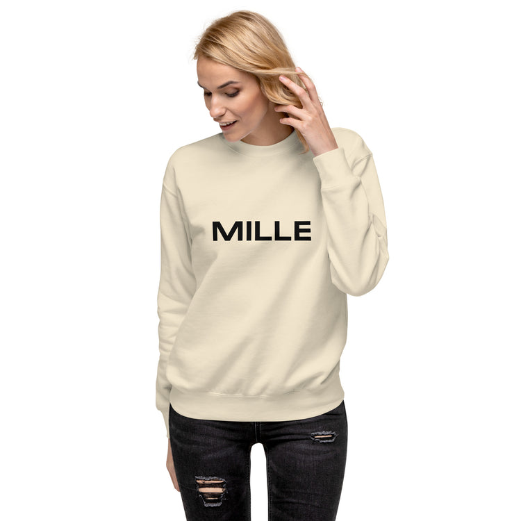 Sudadera MILLE Origin LS de color hueso con logo MILLE en el pecho. Vista frontal con modelo posando.