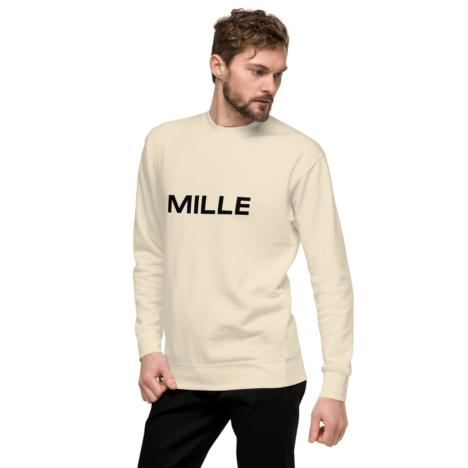 Sudadera MILLE Origin LS de color hueso con logo MILLE en el pecho. Vista frontal con modelo posando.```