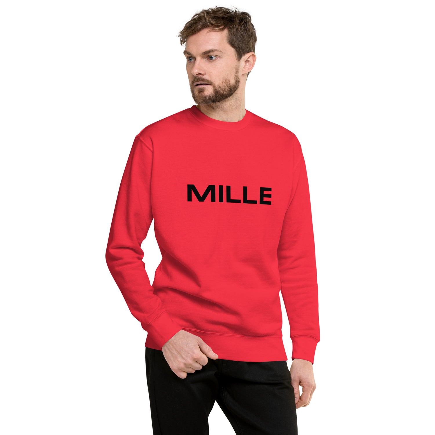 Sudadera MILLE Origin LS de color rojo con logo MILLE en el pecho. Vista frontal con modelo.