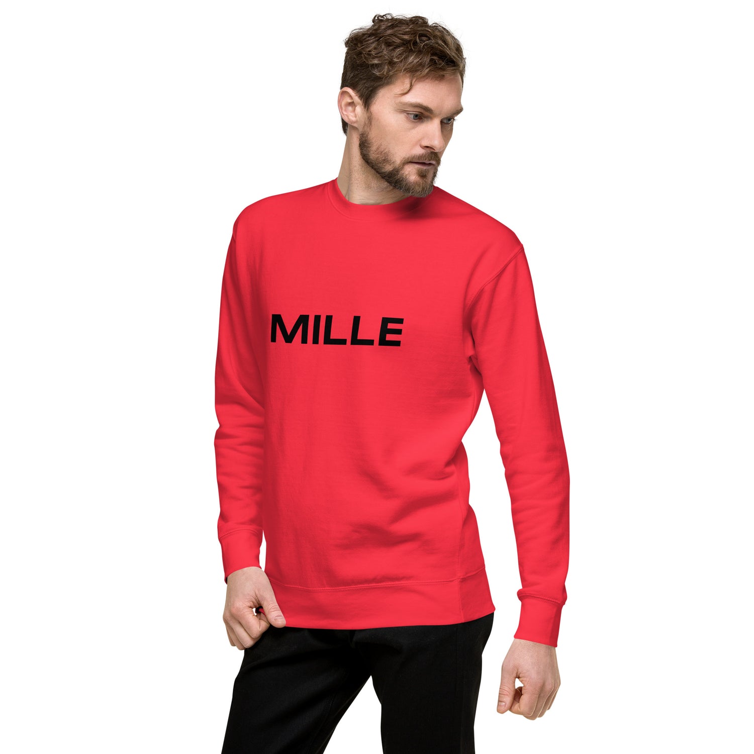 Sudadera MILLE Origin LS de color rojo con logo MILLE en el pecho. Vista frontal con modelo posando.