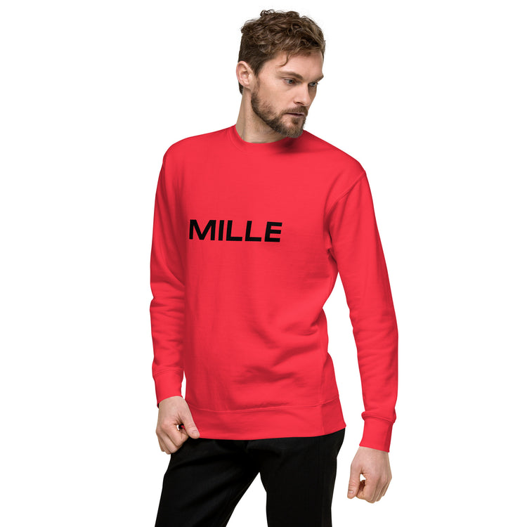 Sudadera MILLE Origin LS de color rojo con logo MILLE en el pecho. Vista frontal con modelo posando.