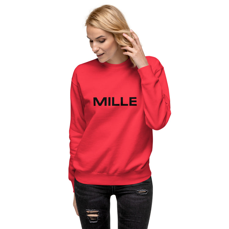 Sudadera MILLE Origin LS de color rojo con logo MILLE en el pecho. Vista frontal con modelo posando.