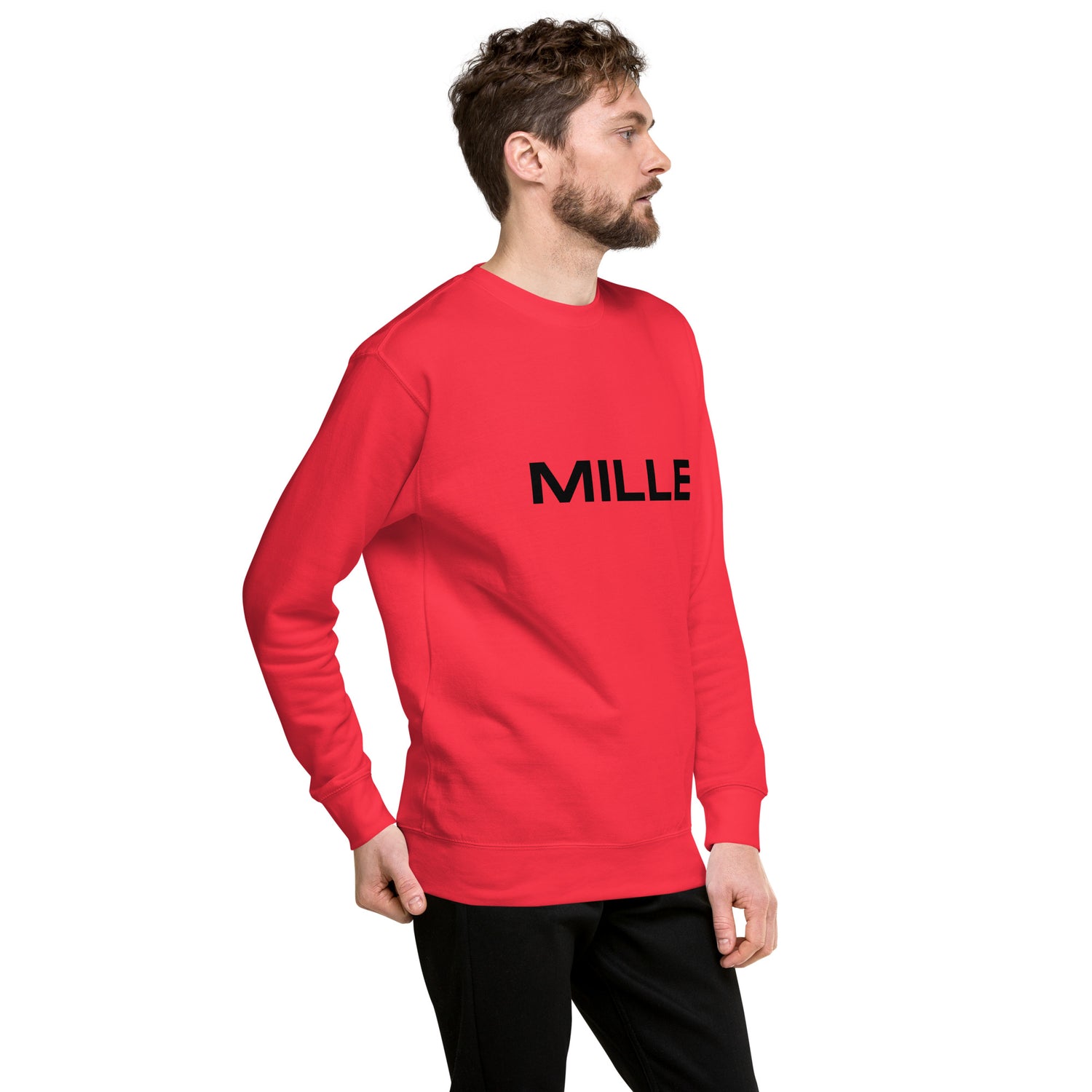 Sudadera MILLE Origin LS de color rojo con logo MILLE en el pecho. Vista del perfil derecho con modelo.