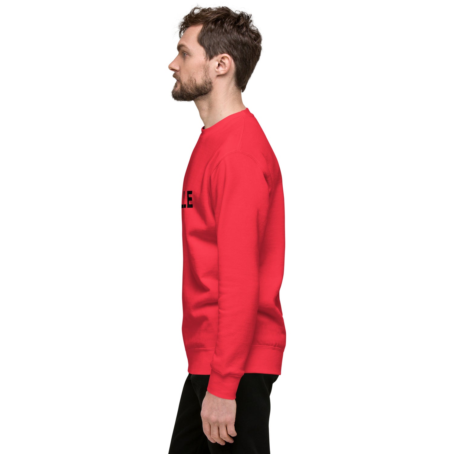 Sudadera MILLE Origin LS de color rojo con logo MILLE en el pecho. Vista del perfil izquierdo con modelo.