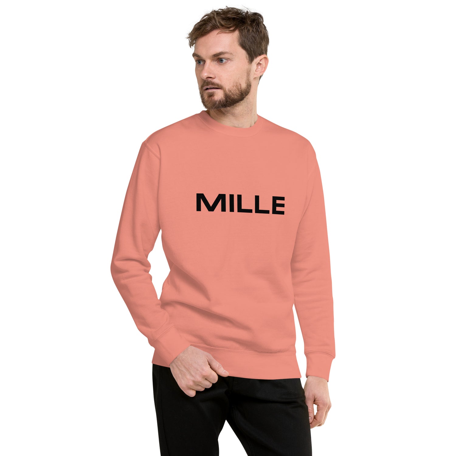 Sudadera MILLE Origin LS de color rosa empolvado con logo MILLE en el pecho. Vista frontal con modelo.