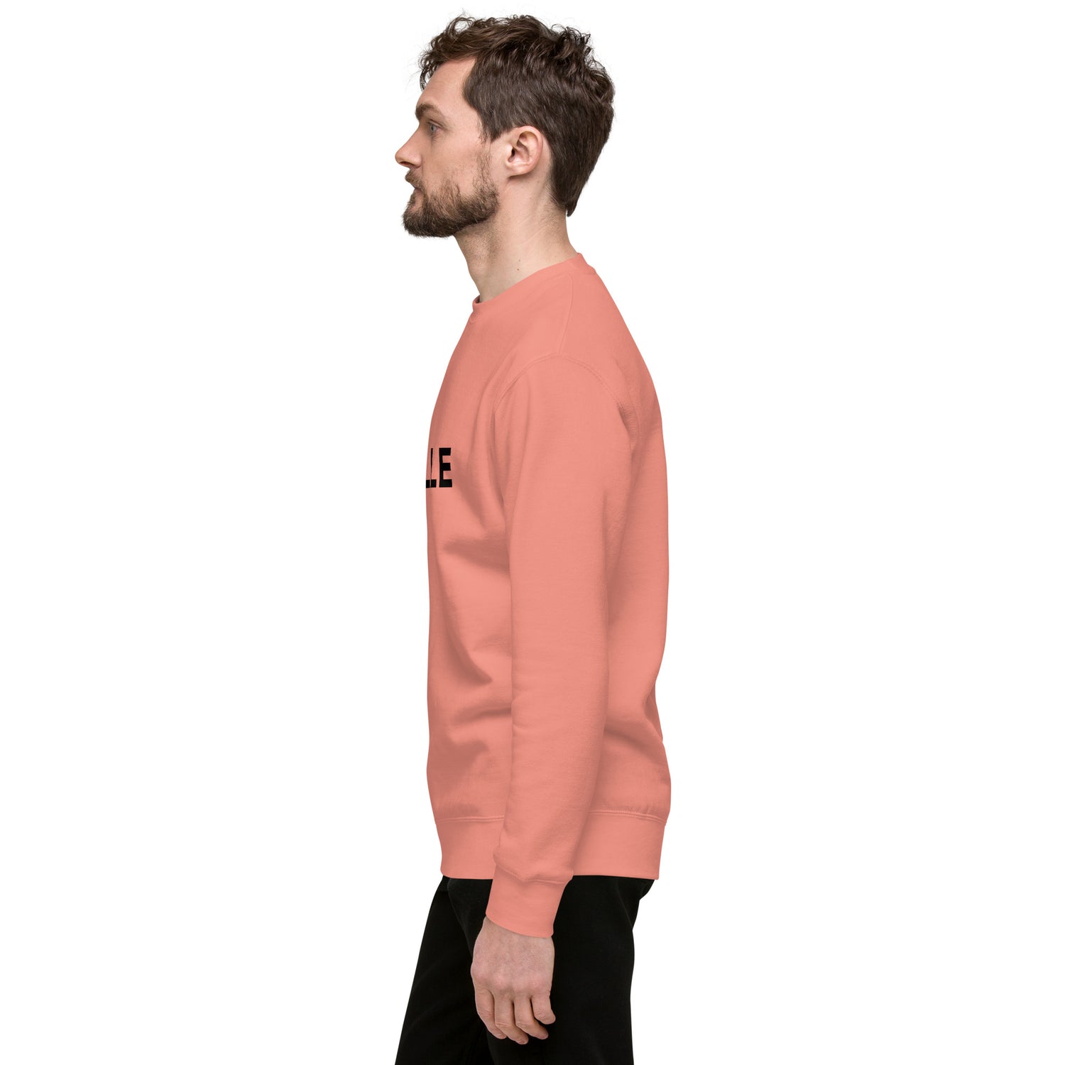 Sudadera MILLE Origin LS de color rosa empolvado con logo MILLE en el pecho. Vista del perfil izquierdo con modelo.