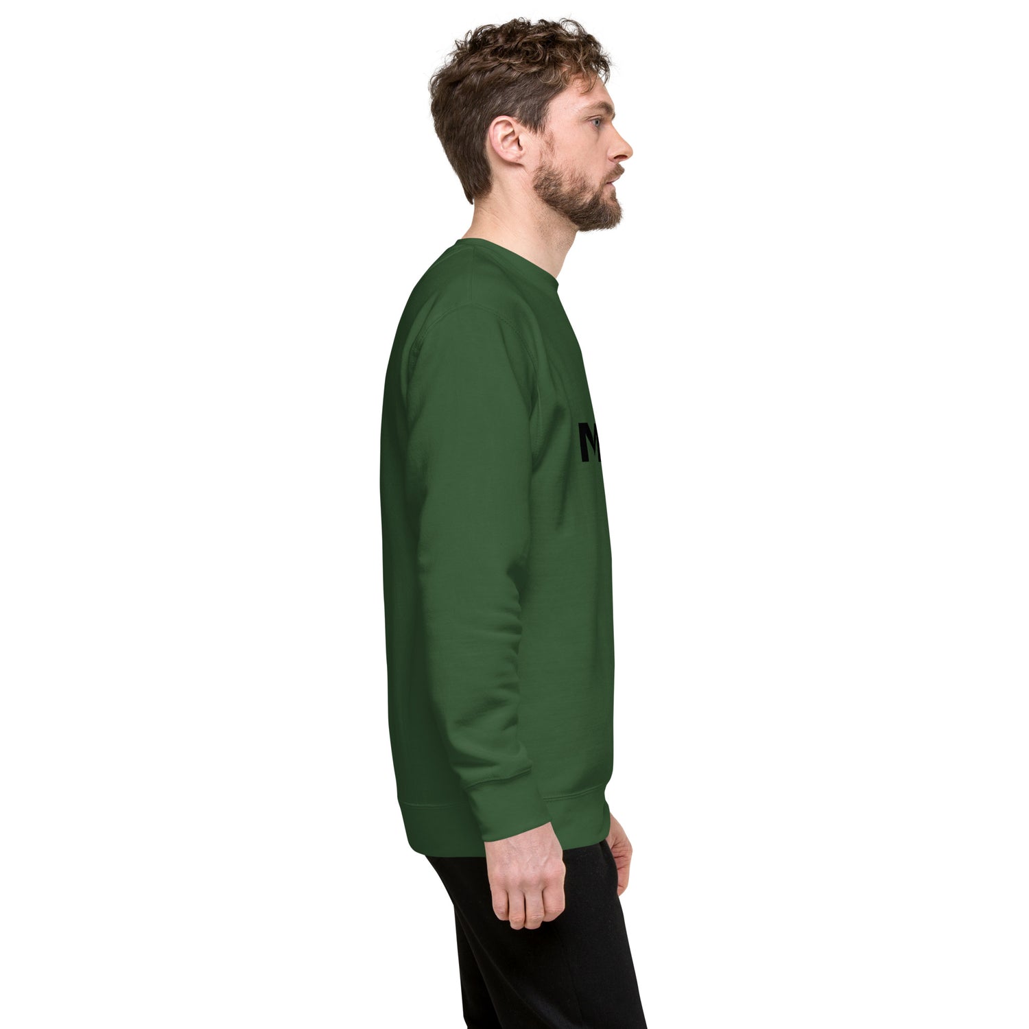 Sudadera MILLE Origin LS de color verde bosque. Vista del perfil derecho con modelo.