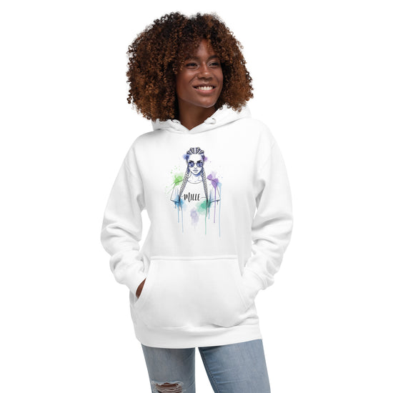 Sudadera con capucha MILLE VIBRA de color blanco con diseño artístico de chica con trenzas y manchas de acuarela. Vista frontal con modelo.