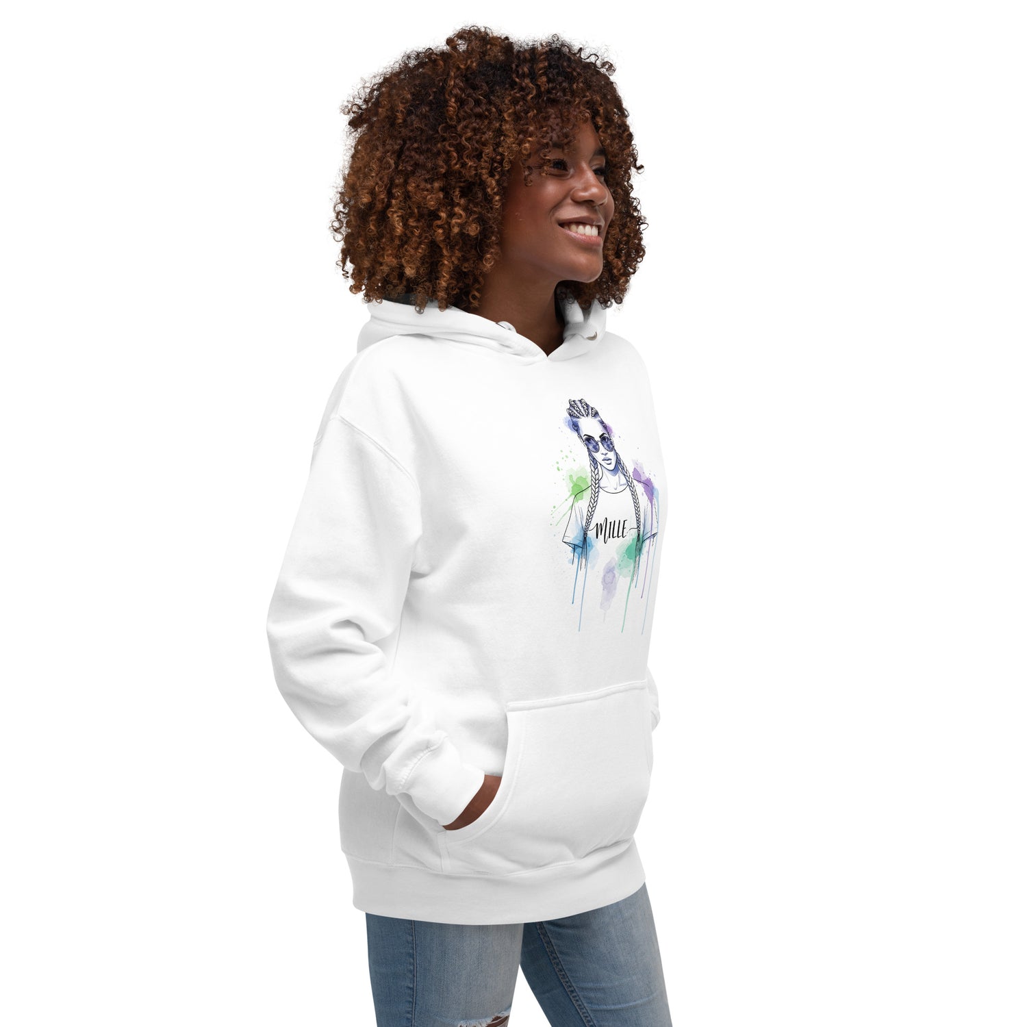 Sudadera con capucha MILLE VIBRA de color blanco con diseño artístico de chica con trenzas. Vista del perfil izquierdo con modelo sonriendo.