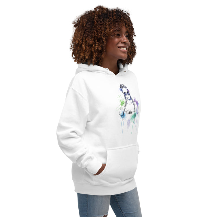 Sudadera con capucha MILLE VIBRA de color blanco con diseño artístico de chica con trenzas. Vista del perfil izquierdo con modelo sonriendo.