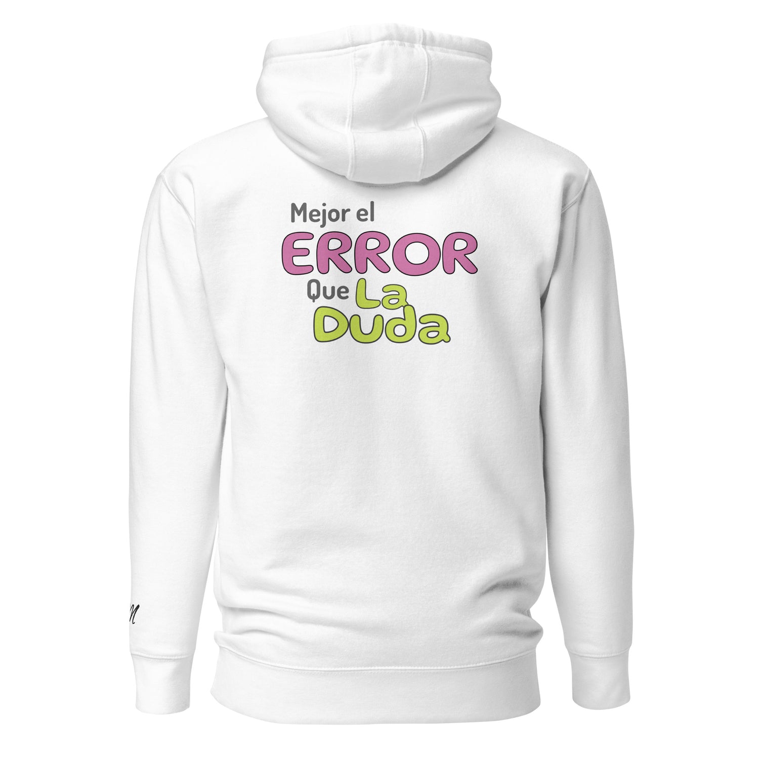 Sudadera con capucha MILLE VIBRA de color blanco con la frase "Mejor el Error Que La Duda" en la espalda y detalle de M bordada en la muñeca. Vista trasera.